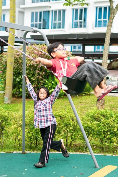 遊び場で遊んでいるアクティブな子供たち 幸せで楽しい時間 — ストック写真