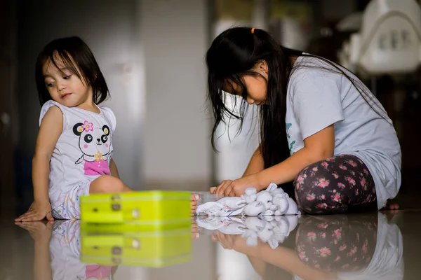 Asiatiskt Småbarn Leker Hemma — Stockfoto