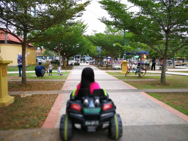 Ein Asiatisches Kind Steuer Eines Elektrischen Spielzeugautos Einem Tropischen Park — Stockfoto