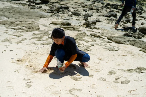 Młody Dzieciak Bawi Się Piaskiem Plaży — Zdjęcie stockowe