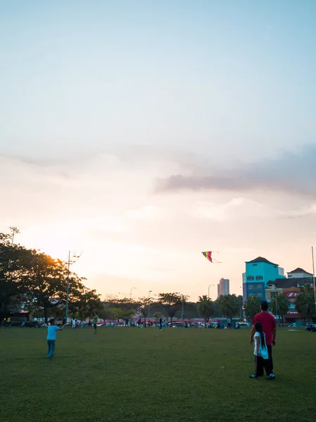 Negeri Sembilan Malaysia 2019 Október Család Sárkányt Játszik Parkban — Stock Fotó