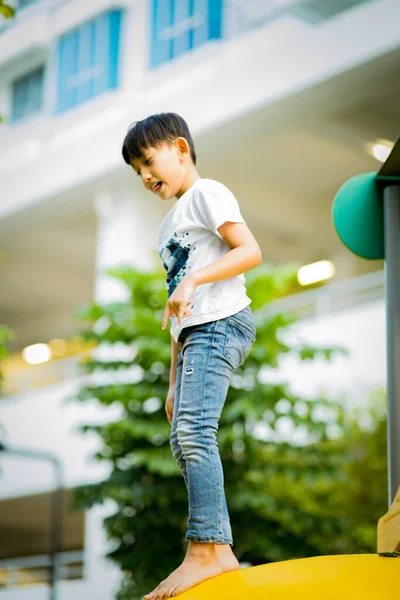遊び場でアジアの子供たち 楽しみ 幸せと興奮の概念 — ストック写真