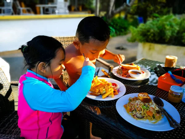 Família Comer Comida Restaurante — Fotografia de Stock