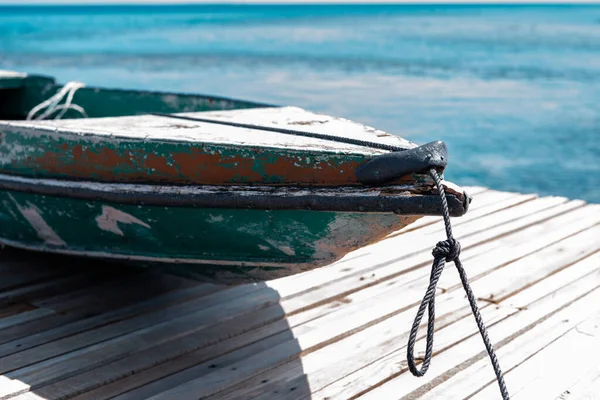 Oude Houten Boot Zittend Pier Met Uitzicht Prachtige Semporna Turquoise — Stockfoto