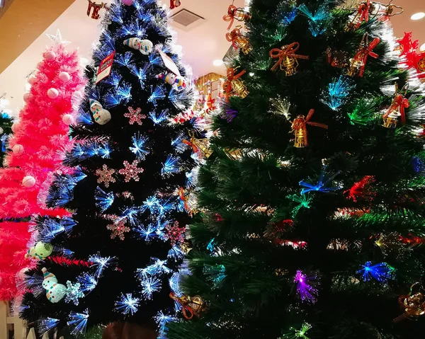 Süslü Yılbaşı Ağacını Işıklarla Kapatın — Stok fotoğraf