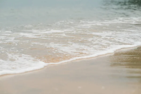 Ondas Suaves Com Espuma Oceano Fundo Praia Arenosa — Fotografia de Stock