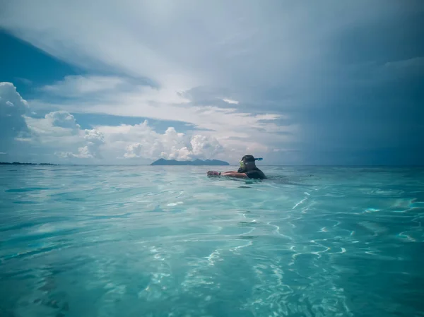 Люди Маске Подводного Плавания Ныряют Воду Тропическими Рыбами Бассейне Кораллового — стоковое фото