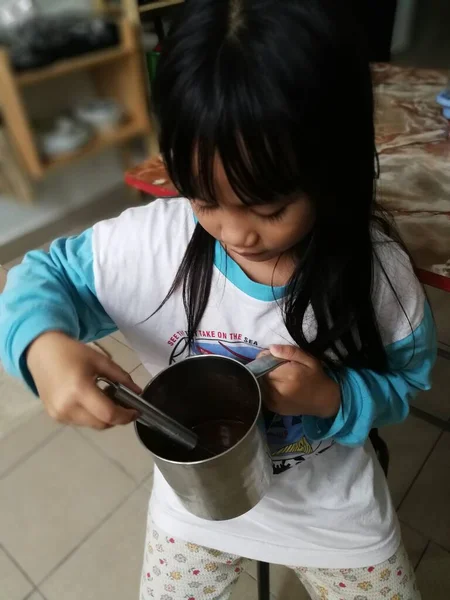 Маленькая Девочка Готовит Кухне — стоковое фото