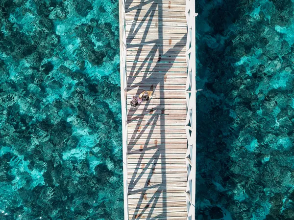 Luftaufnahme Der Hölzernen Seebrücke Steg Zum Meer Klarem Und Sauberem — Stockfoto