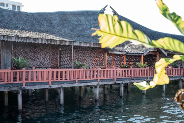 Edifícios Chalé Água Com Plantas Dia Ensolarado — Fotografia de Stock