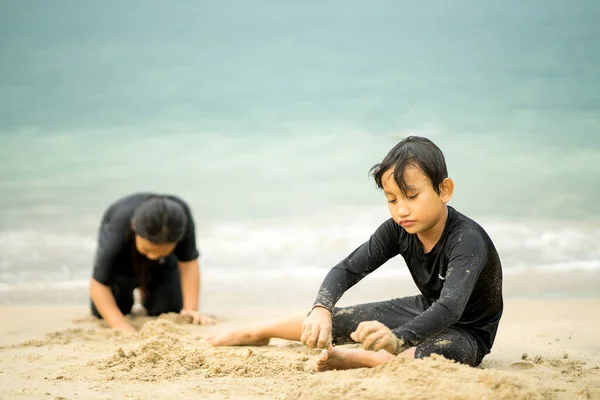 Jovens Asiáticos Crianças Estão Jogando Praia Conceito Férias Relaxamento — Fotografia de Stock