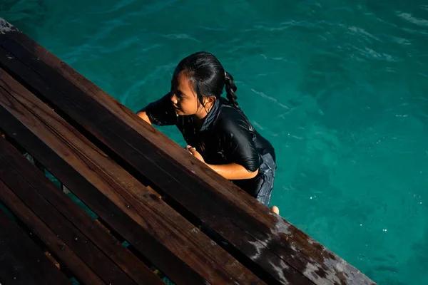 Děti Šplhají Žebříku Molo Poté Skočily Křišťálově Čistého Modrého Oceánu — Stock fotografie