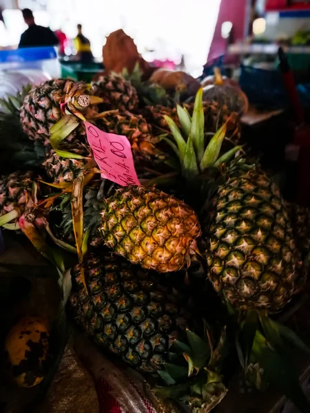 Fresh Pineapples Market Stall Background Close — стоковое фото