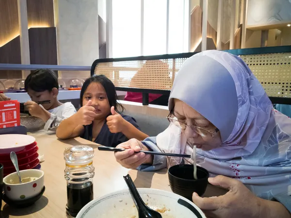 Bangi Malezja Sierpnia 2019 Rodzinna Kolacja Japońskiej Restauracji — Zdjęcie stockowe