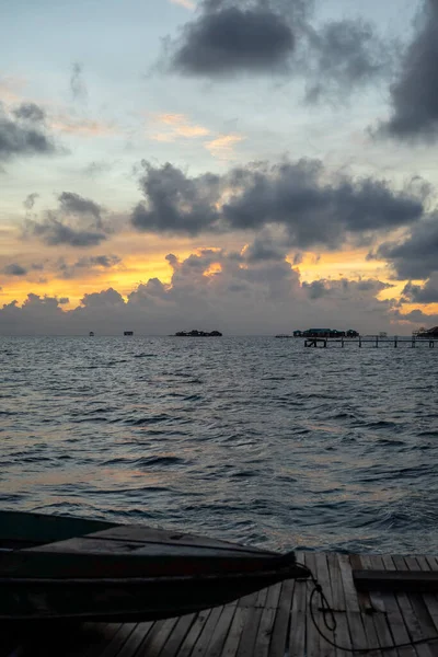 Pôr Sol Fundo Raio Sol Mar Aberto Com Belas Nuvens — Fotografia de Stock