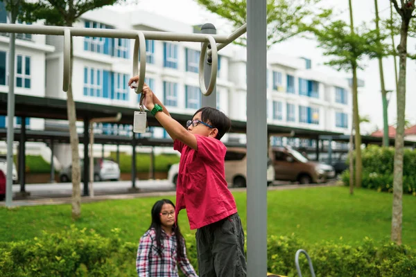 Młode Azjatyckie Dzieci Wiszą Barze Dla Małp Ćwiczeń Świeżym Powietrzu — Zdjęcie stockowe