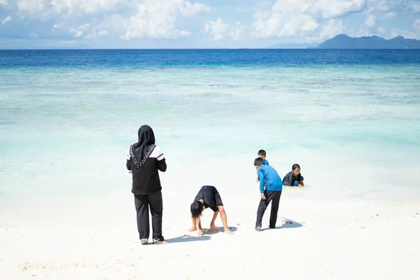 Família Feliz Desfrutando Praia Divertindo Mar — Fotografia de Stock