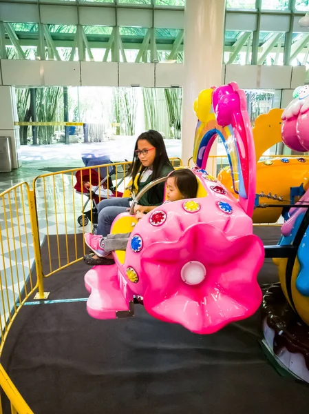 Kinderen Het Pretpark Paardrijden Maleisië — Stockfoto