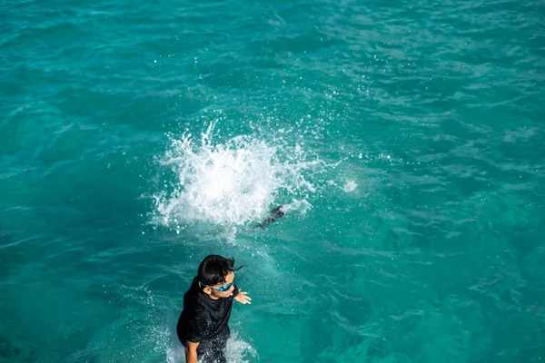 Kinderen Springen Het Water Vanaf Een Houten Pier — Stockfoto