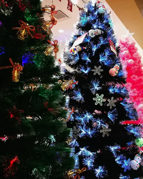 Gros Plan Arbre Noël Décoré Avec Des Lumières Led — Photo