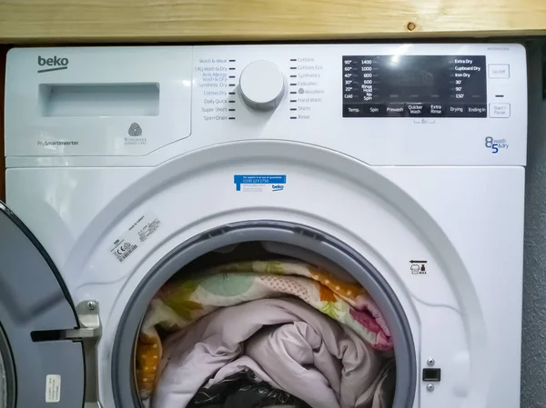 马来西亚吉隆坡 2019年8月 独立的Beko洗衣机 装有舒适器 Beko品牌 土耳其家用电器和Arcelik消费类电子产品品牌 — 图库照片