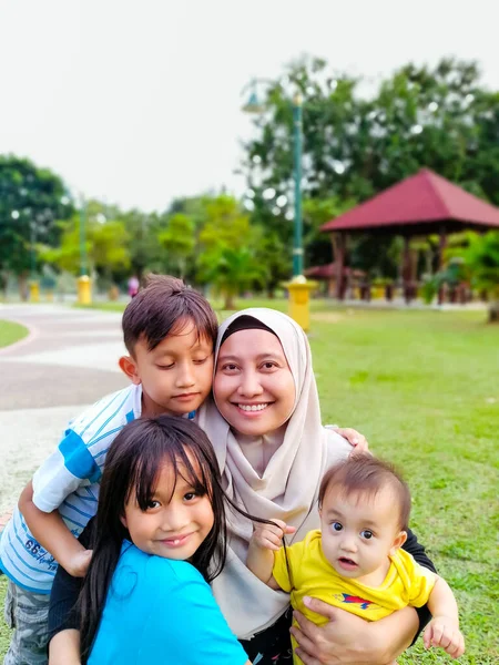 Lycklig Familj Med Barn Parken — Stockfoto