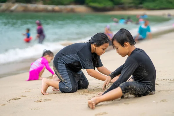 Jovens Asiáticos Crianças Estão Jogando Praia Conceito Férias Relaxamento — Fotografia de Stock