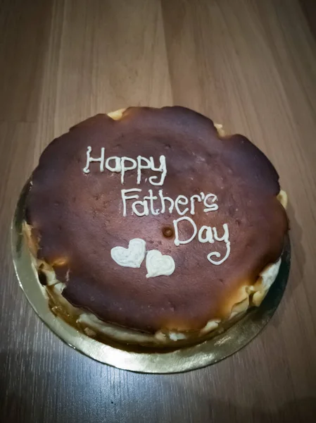 焼きチーズケーキ幸せな父親の日のケーキ自宅でお祝いのために — ストック写真
