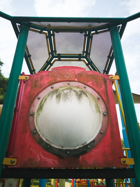 Tropikal Bir Ülkede Eski Kirli Oyun Parkı — Stok fotoğraf
