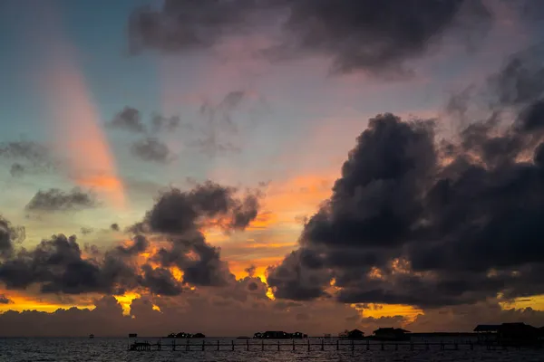 Tramonto Raggio Sole Sul Mare Aperto Con Belle Nuvole — Foto Stock