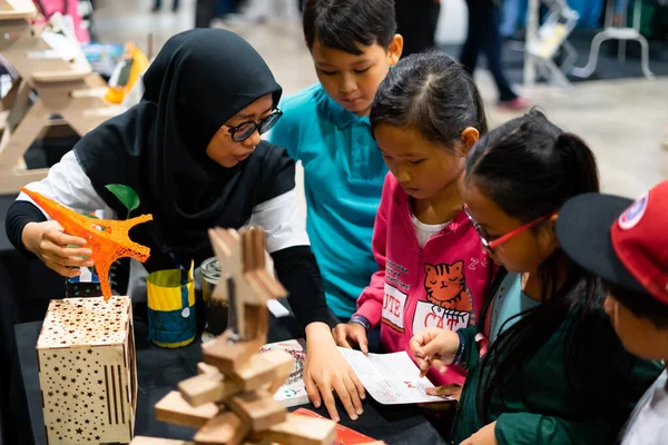 Куала Лумпур Малайзия Сентября 2019 Года Дети Слушают Объяснение Волонтера — стоковое фото