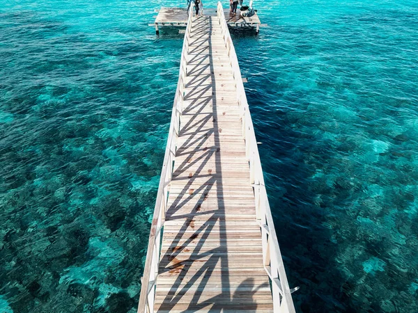 Luftaufnahme Der Hölzernen Seebrücke Steg Zum Meer Klarem Und Sauberem — Stockfoto