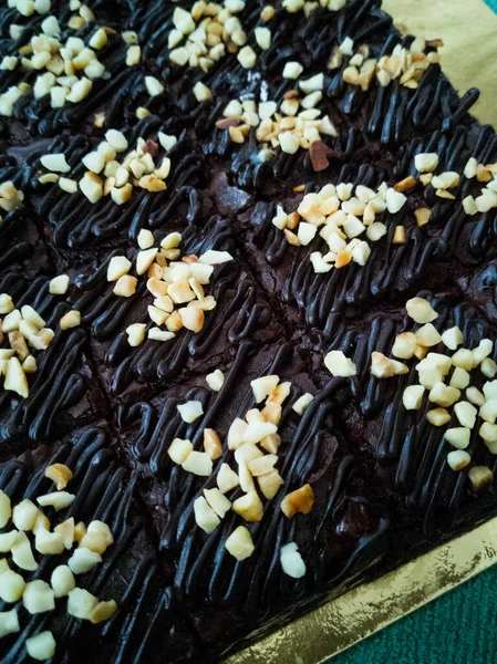 Крупный План Шоколадного Торта Пирожные Квадраты Пропитанные Шоколадом Nutella Грецкие — стоковое фото