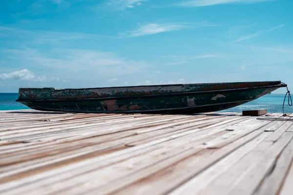 Vecchia Barca Legno Seduta Sul Molo Con Vista Sul Bellissimo — Foto Stock