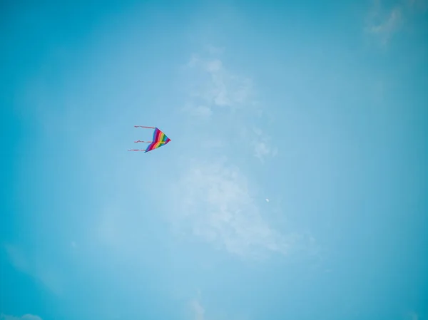 Farbenfroher Drachen Fliegt Den Windblauen Himmel — Stockfoto