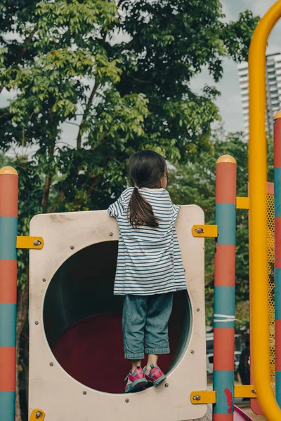 Κοριτσάκι Που Παίζει Στην Παιδική Χαρά — Φωτογραφία Αρχείου