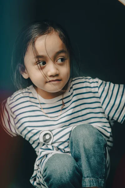 Ritratto Una Bambina Con Viso Carino Seduta Distogliendo Sguardo — Foto Stock