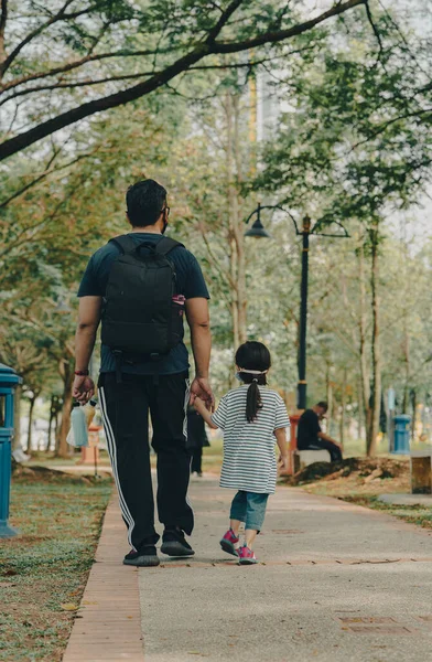 Táta Chodí Dcerou Parku Pohled Zezadu — Stock fotografie