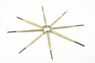 Beyaz arkaplanda izole edilmiş hassas tornavida.