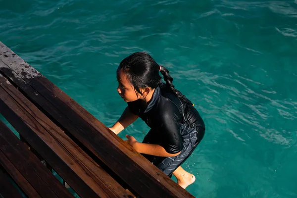 Niño Subir Escalera Muelle Después Haber Saltado Océano Azul Cristalino — Foto de Stock