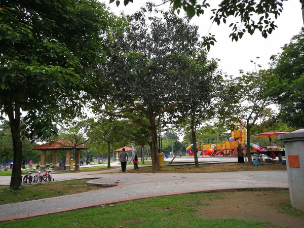 Asiático Niño Jugando Colorido Parque Infantil Mañana — Foto de Stock