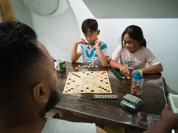 Kuala Lumpur Malezja Września 2019 Rodzina Grająca Scrabble Lub Sahibba — Zdjęcie stockowe