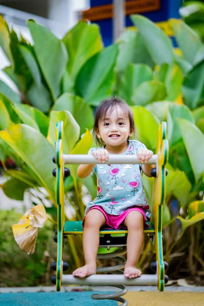 Симпатичная Маленькая Азиатская Девочка Лет Детской Площадке — стоковое фото