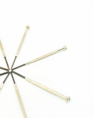 Beyaz arkaplanda izole edilmiş hassas tornavida.