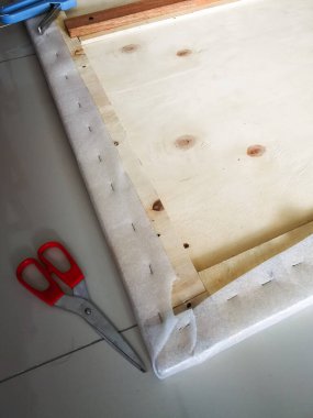 Kuala Lumpur, Malezya - 8 Haziran 2019: Büyük kargo ahşap sandığı bir apartman dairesindeki endüstriyel iç tasarımı eşleştirmek için kanepeye yerleştirildi.