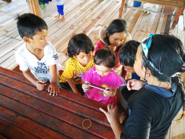 Oynayan çocuklar, arka planda seyahat yeri