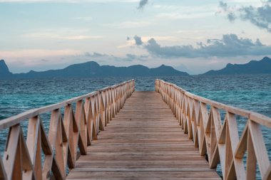 ufukta boardwalk, bulutlar ile turkuaz su ve mavi gökyüzü, cennet manzara