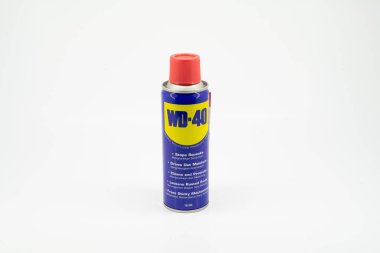 Selangor, Malezya - 1 Eylül 2019: Beyaz arka planda WD 40 konserve