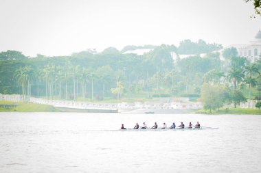 Putrajaya, Malezya - 6 Eylül 2019: Taman Botani yakınlarındaki gölde ejderha tekne yarışçısı çalışması.