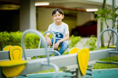Çocuk parkındaki Asyalı çocuklar. Oyun, eğlence, mutluluk ve heyecan konsepti.
